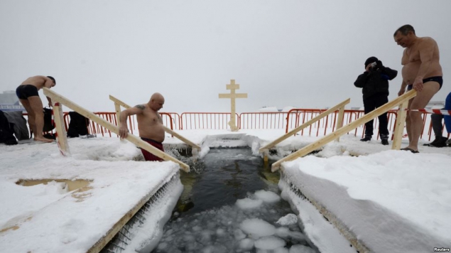 https://www.voanews.com/a/russian-christians-celebrate-epiphany-with-ice-cold-dip/3152346.html